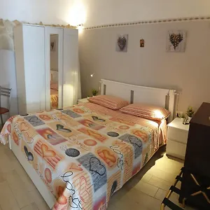 giovanni-s-little-house.catania-hotels.net/